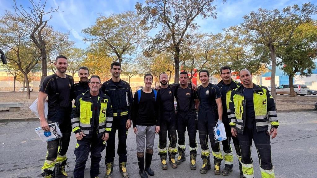 Los Bomberos de la Diputación de Valladolid junto a Carolina Marín