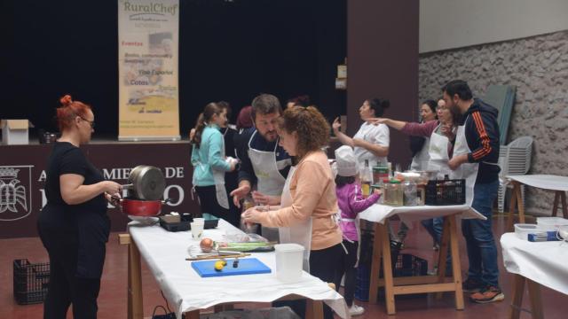 Los participantes en el concurso de cocina de Portillo elaboran sus platos, este domingo