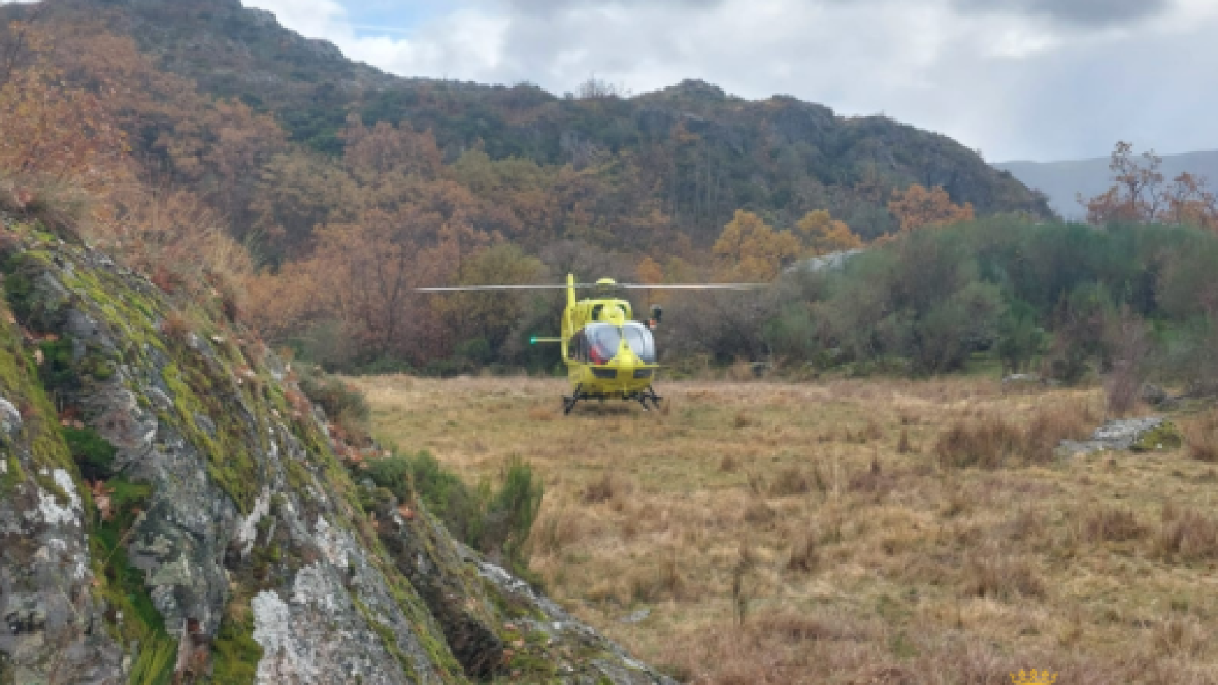 El helicóptero rescatando a la mujer herida en Galende