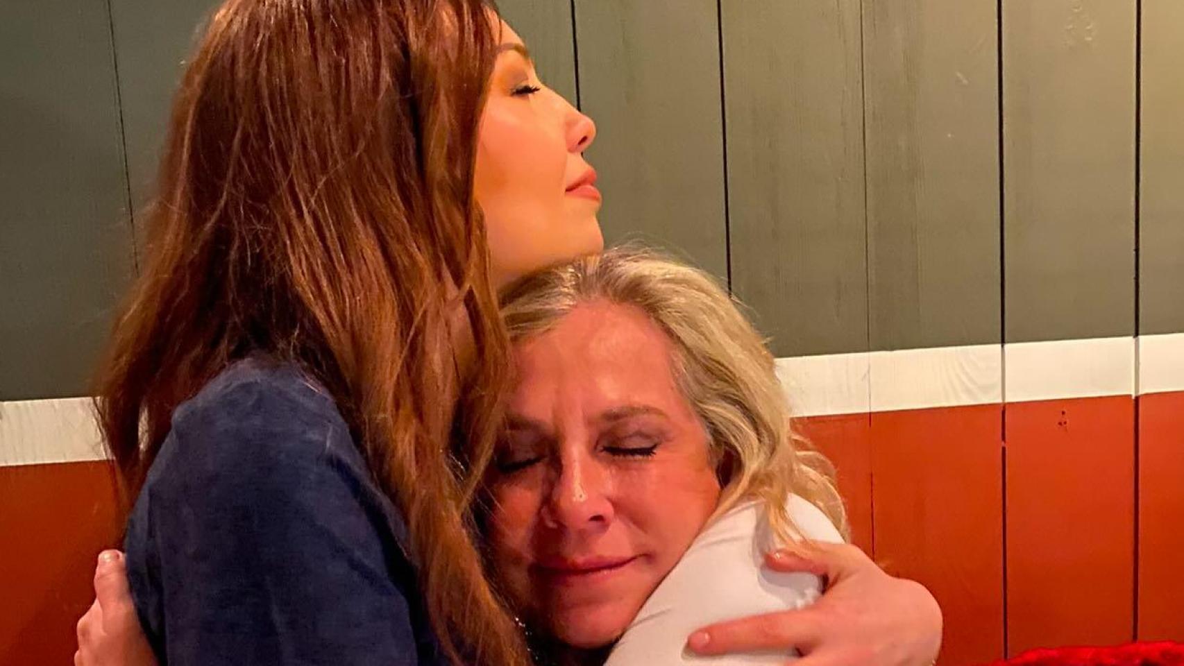 Thalía, abrazando a su hermana en una de las fotografías que acompañan al duro 'post' de despedida.