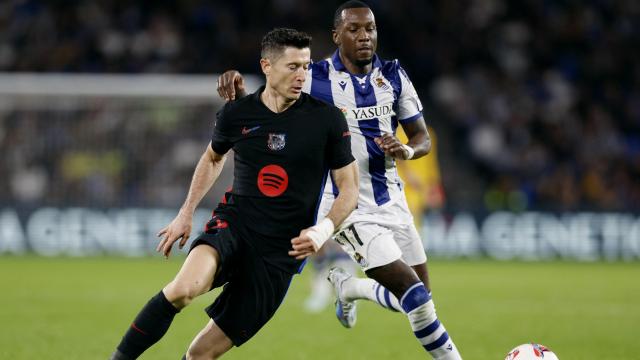 Robert Lewandowski conduce el balón ante la presión de Sheraldo Becker.