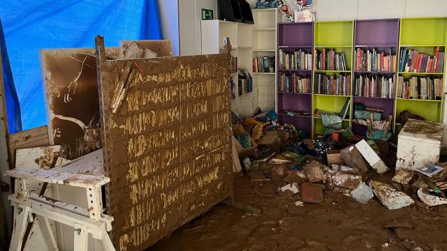 Fotografía de la barricada levantada en la librería Somnis de Paper para prevenir robos los días posteriores a la DANA. Foto: Jorge Cabezas