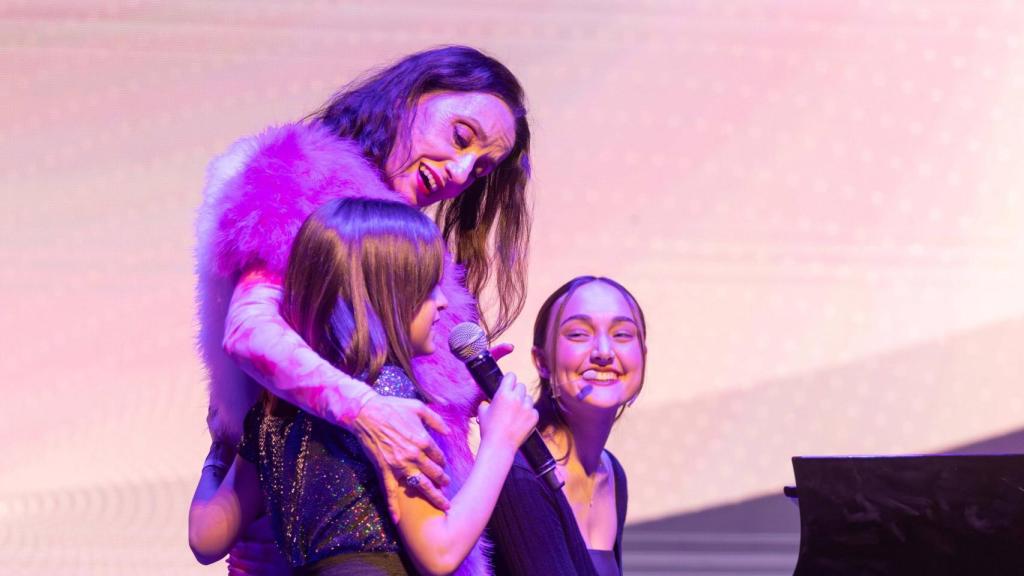 Luz Casal junto a María García y Marta Mora en la clausura del CiBRA.