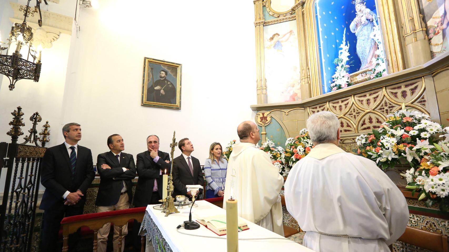 Una imagen de la ermita del Valle, con Juan José Gómez  junto a Emiliano García-Page.