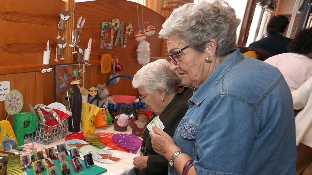 Dos señoras observan un puesto de venta en Toledo.