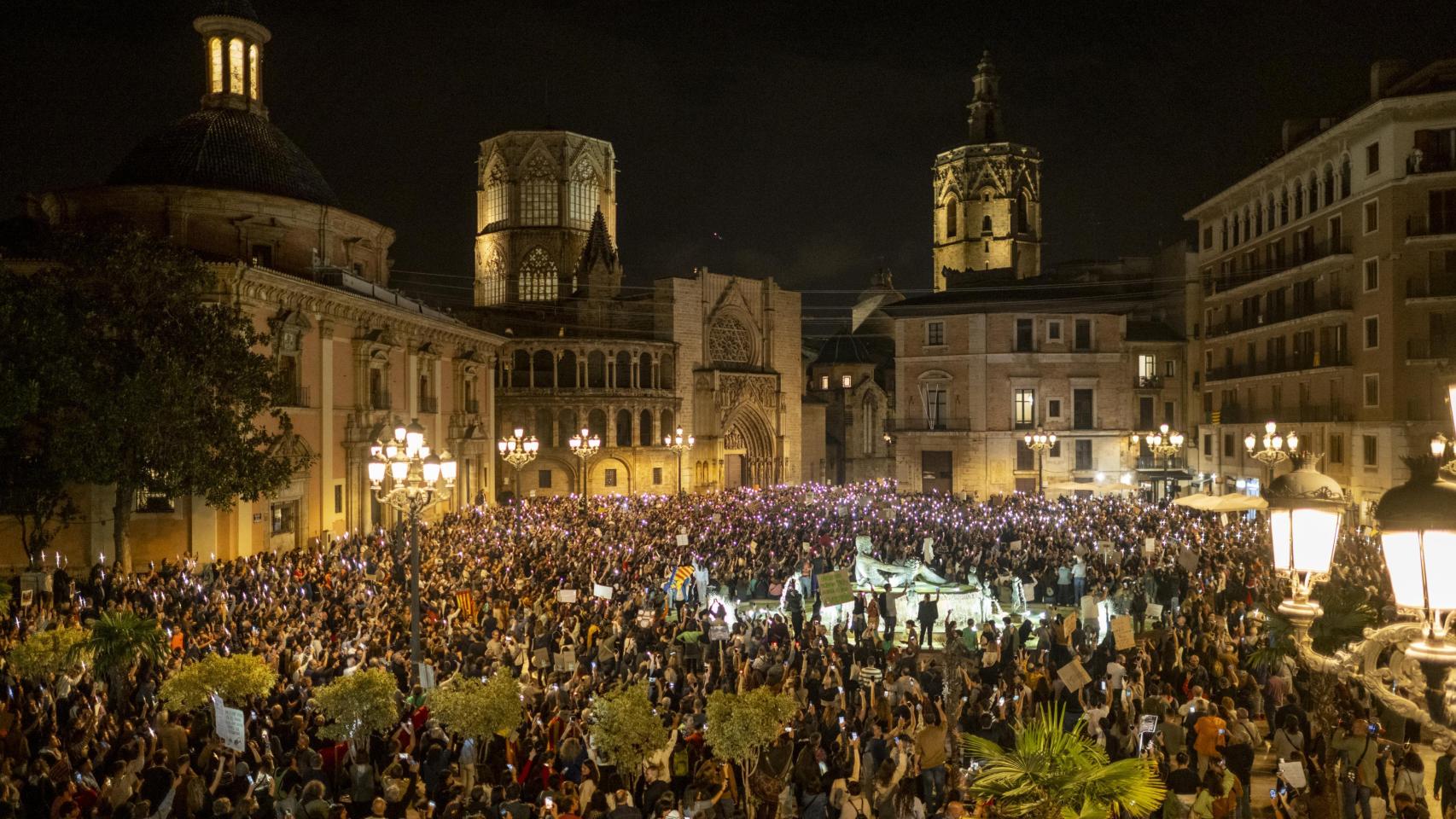 Tensión en Valencia: Tres Detenidos y 30 Policías Heridos en Protesta por la Gestión de la DANA