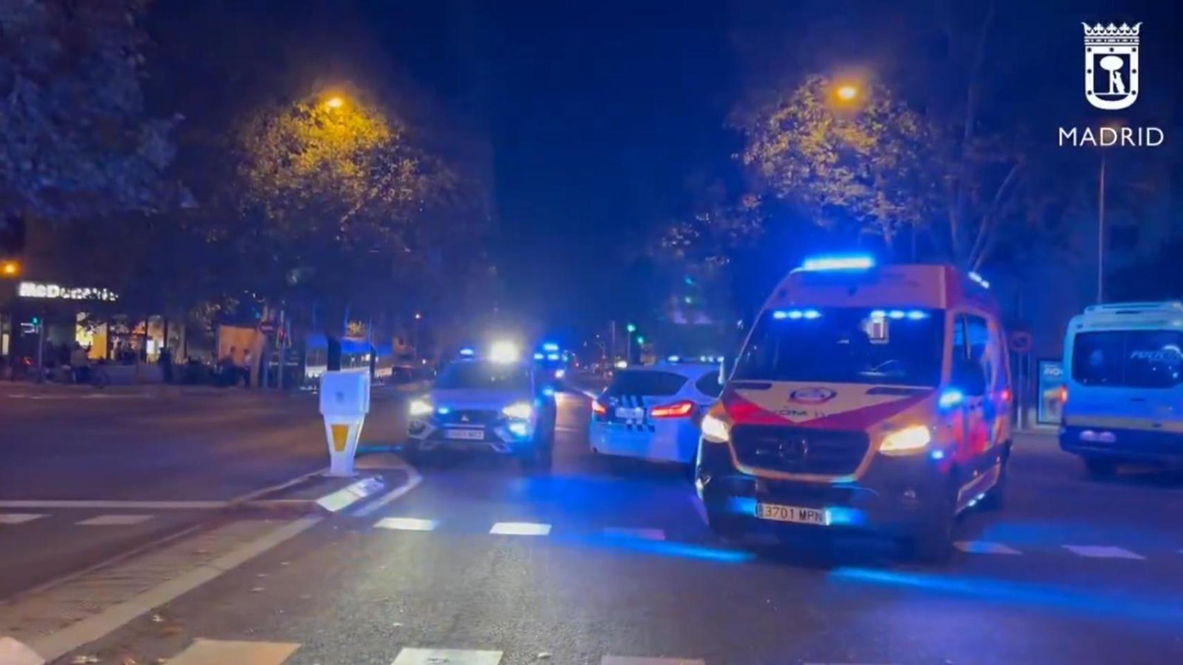 Vehículos de SAMUR y de la Policía Municipal en el lugar del siniestro, en la calle Alberto Alcocer.