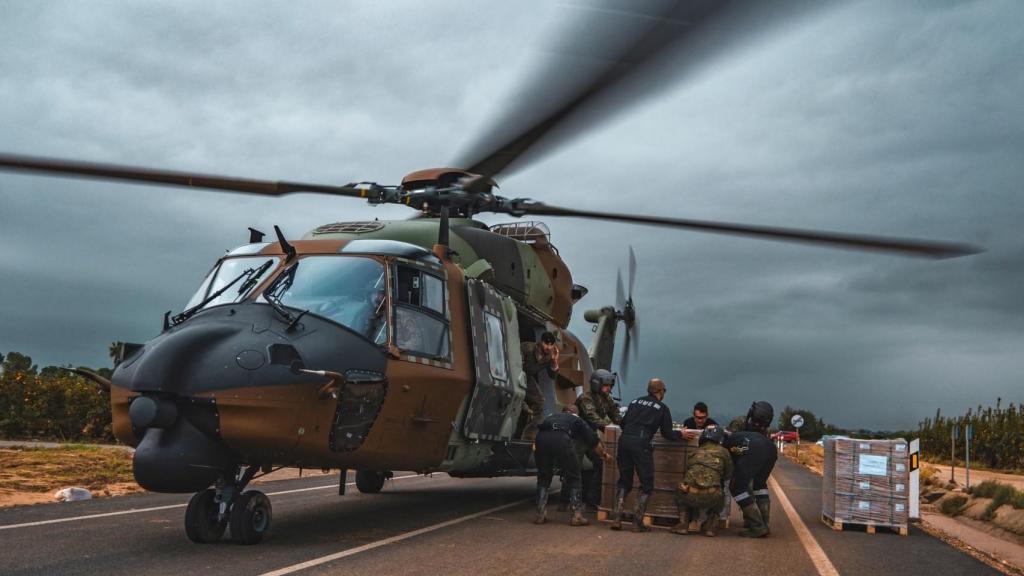 Helicóptero NH-90 durante labores de transporte de materiales y víveres en Valencia