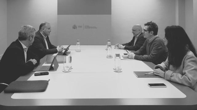 Los representantes del PP reunidos con Félix Bolaños este domingo.