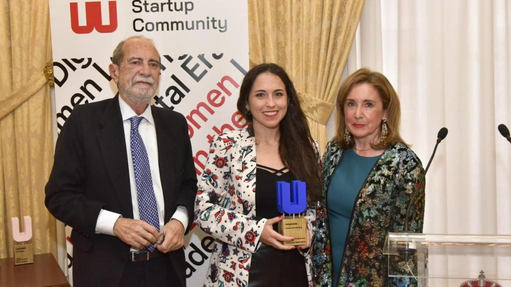 Lara Neira recibe su premio