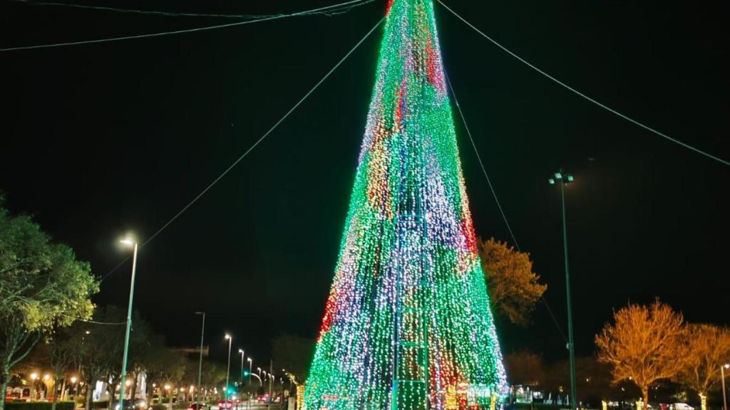 Viana do Castelo adelanta el encendido de luces navideñas a Vigo con un espectáculo multitudinario