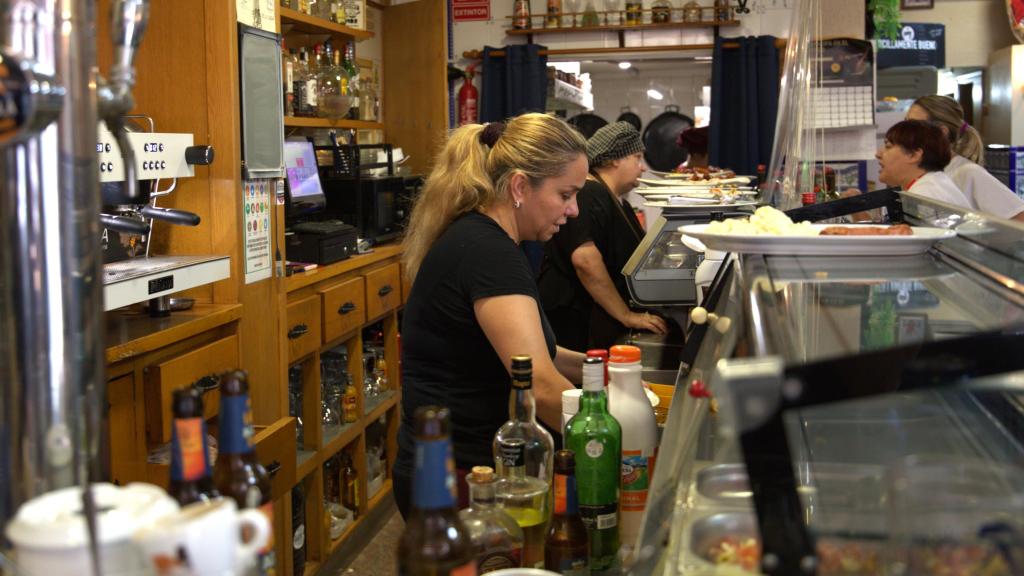 Laura en la barra de su restaurante, el pasado jueves 7 de noviembre.