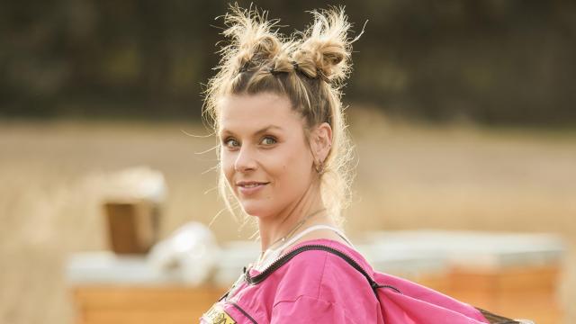Raquel Adalid tiene 36 años y es apicultora e influencer.