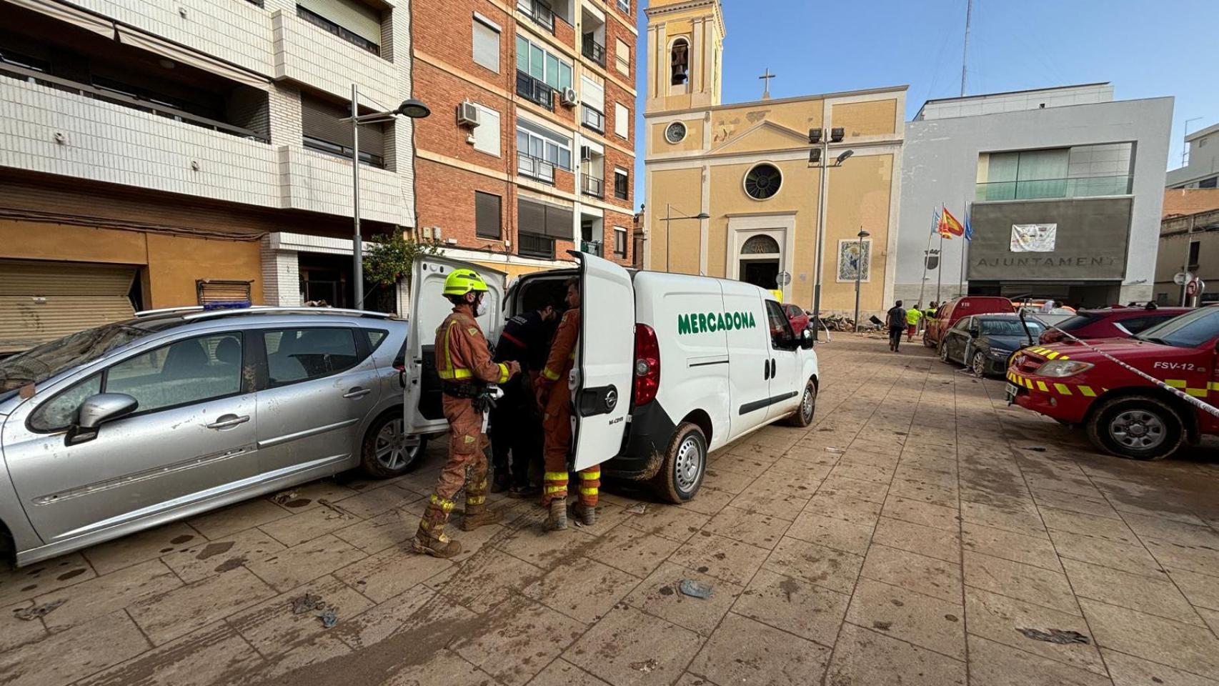 Un equipo de bomberos haciendo uso de un vehículo de Mercadona.