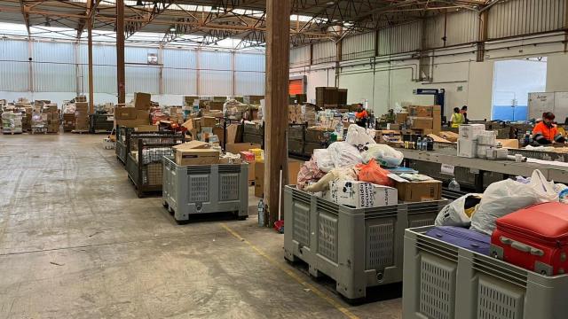 Interior de la nave puesta a disposición por parte de Mercadona a la Conselleria de Servicios Sociales para la canalización de donaciones por la DANA