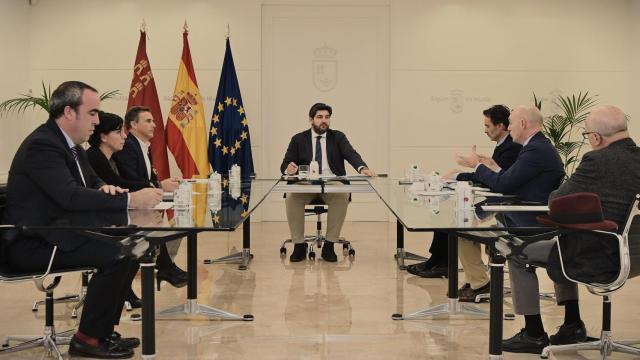 La reunión del jefe del Ejecutivo regional, Fernando López Miras (c), con la junta rectora del Colegio de Ingenieros de Caminos, Canales y Puertos de la Región de Murcia.