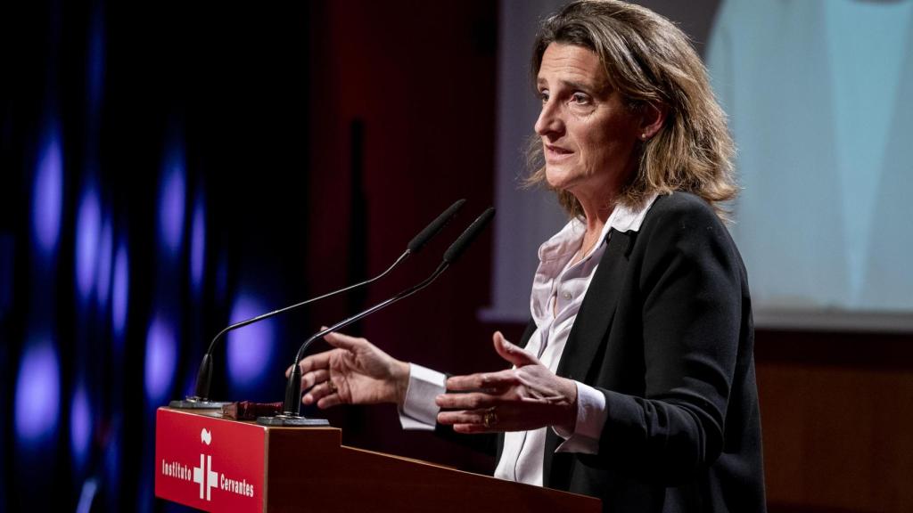Voluntarios barren el lodo de una calle de Masanasa (Valencia) este jueves