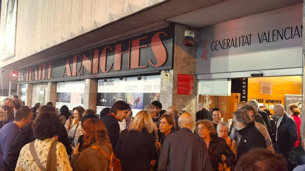 El numeroso público este jueves tras el pase de la Muestra de Teatro en el Arniches de Alicante.