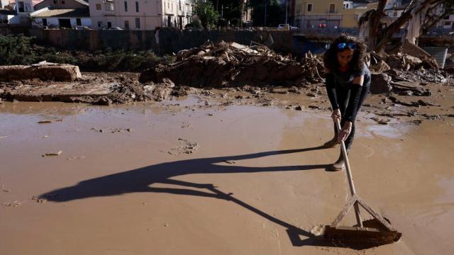 Los trabajos de limpieza y desescombro continúan en Paiporta (Valencia) este lunes.