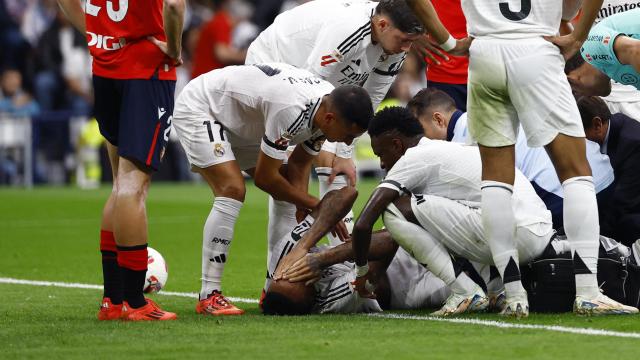 Éder Militao, tendido en el césped tras romperse el ligamento cruzado