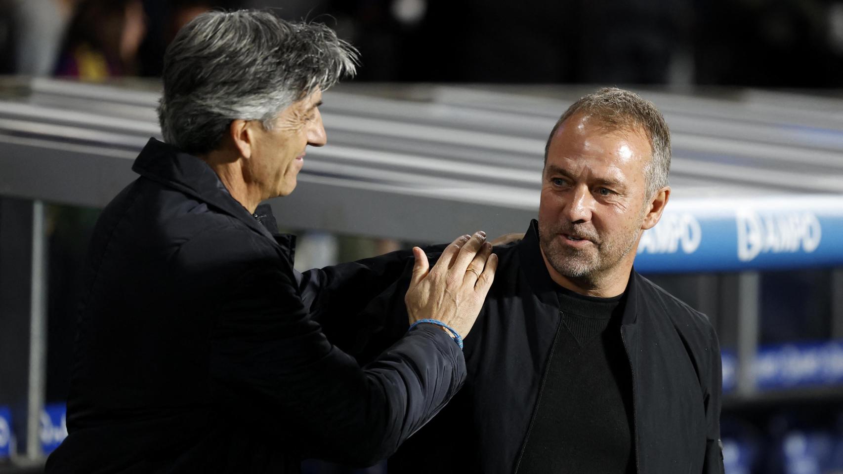 Imanol Alguacil y Hansi Flick se saludan antes del partido entre la Real Sociedad y el FC Barcelona