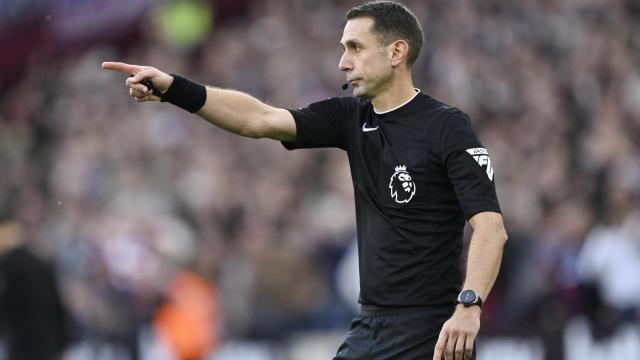 David Coote, durante un partido de la Premier League.