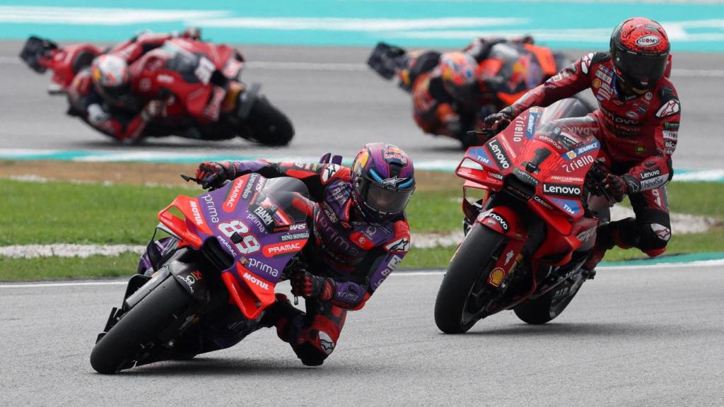 Jorge Martín, por delante de Bagnaia durante el GP de Sepang