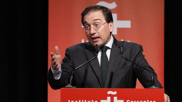 El ministro de Exteriores, José Manuel Albares, da un discurso durante la presentación del Observatorio Global del Español, este lunes, en la sede del Instituto Cervantes, en Madrid. Foto: Mariscal / EFE.