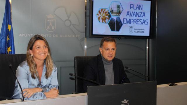 El alcalde de Albacete, Manuel Serrano, y la concejala de Empleo y Promoción, Lucrecia Rodríguez.