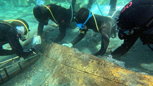 Trabajos de extracción de la madera del pecio fenicio 'Mazarrón II'.