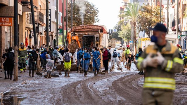 Decenas de personas en una de las zonas afectadas por la DANA, en Massanassa, Valencia.