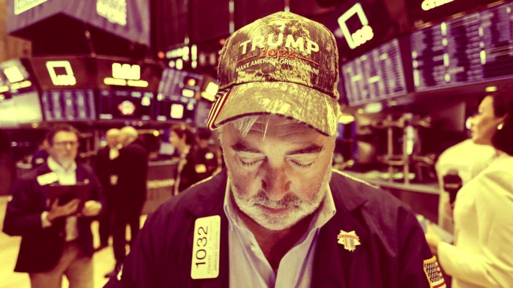 Un trabajador de la Bolsa de Nueva York lleva una gorra en apoyo de Donald Trump.