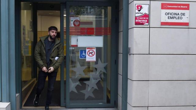 Un joven saliendo de una oficina de empleo de Madrid.