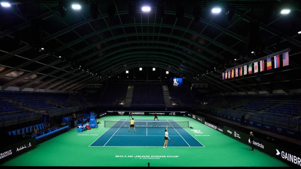 La pista central levantada en los aledaños del Martín Carpena para la disputa de la Billie Jean King Cup.
