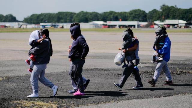 Migrantes guatemaltecos llegan en vuelo de deportación desde EE.UU. a Ciudad de Guatemala.