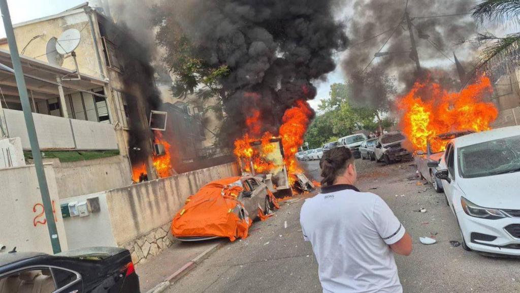 Coches ardiendo en el norte de Israel tras el lanzamiento de cohetes por parte de Hezbolá desde Líbano.