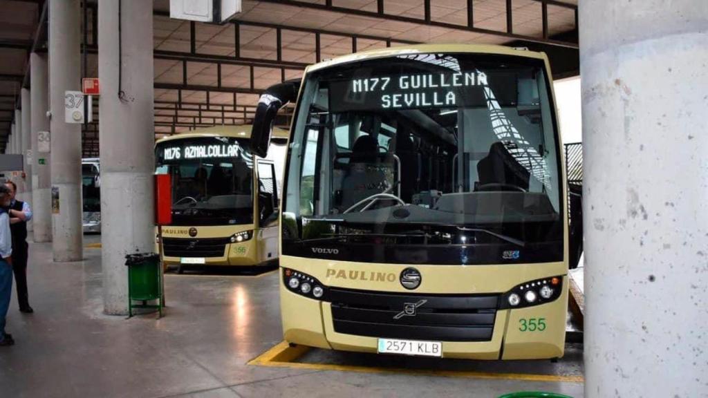 Un autobús del Consorcio de Transportes Metropolitano de Sevilla en la estación de Plaza de Armas.