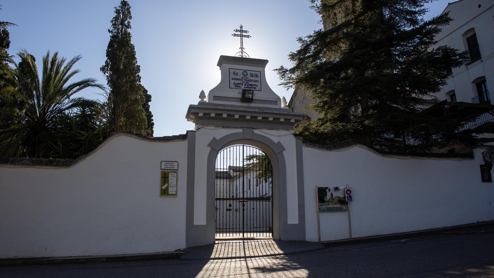 Una de las entradas del convento del Santo Espíritu del Monte de Gilet.
