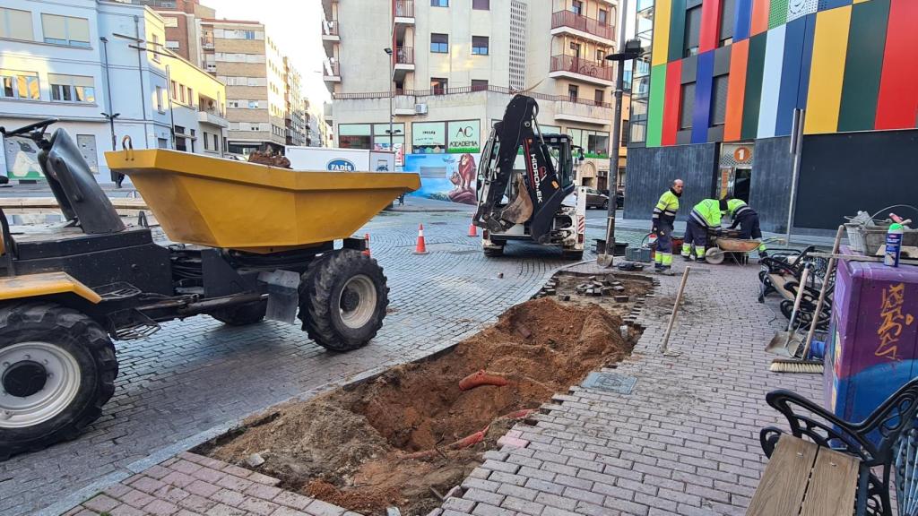 Obras de arbolado en la plaza del Oeste de Salamanca