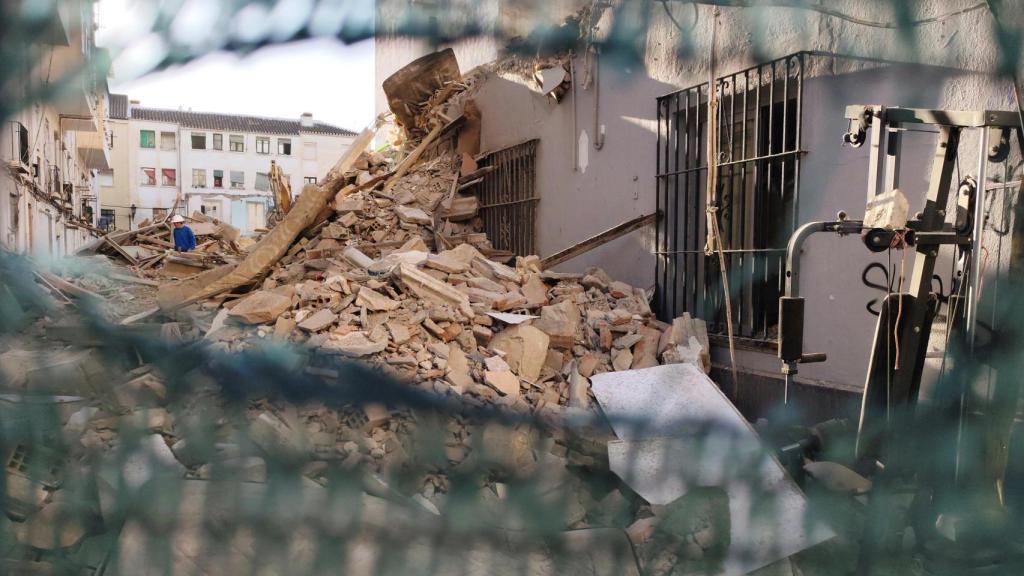 Detalle de los escombros acumulados por la demolición de los edificios de Callejones del Perchel, en Málaga.