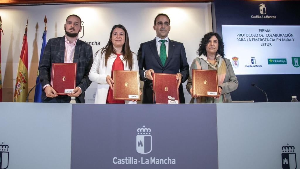 Firma de los protocolos con los que Globalcaja donará 250.000 euros para atender a los ciudadanos de Letur y Mira.