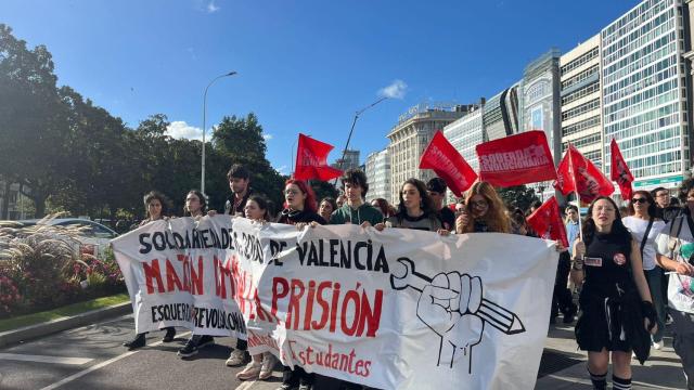 Un centenar de estudiantes de A Coruña protestan contra la gestión de la DANA de Valencia