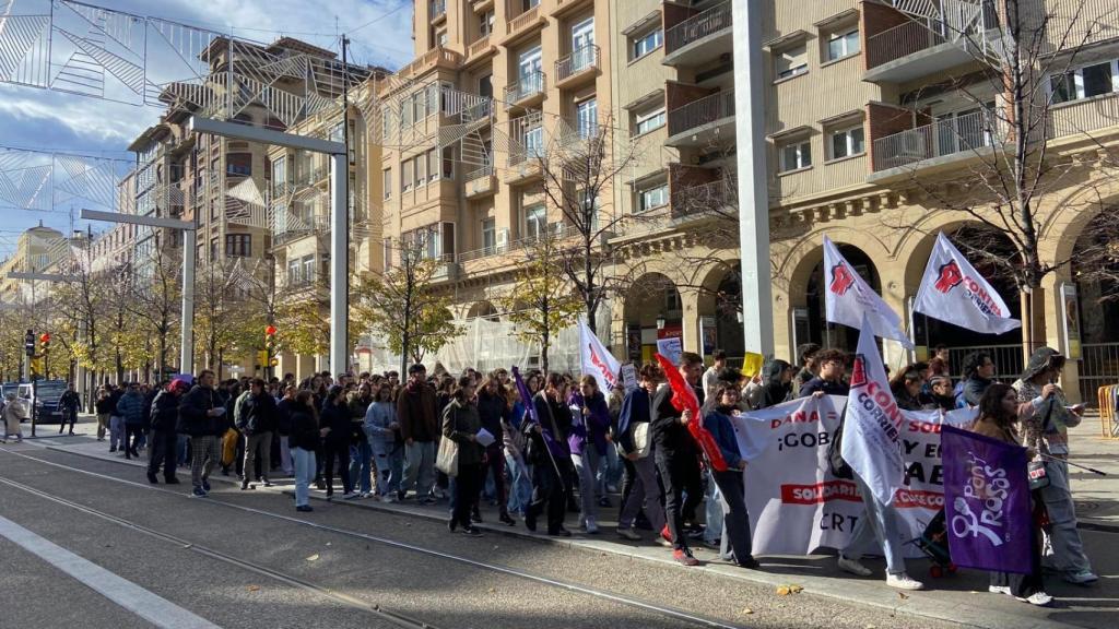 Los estudiantes en su paso por el paseo Independencia.