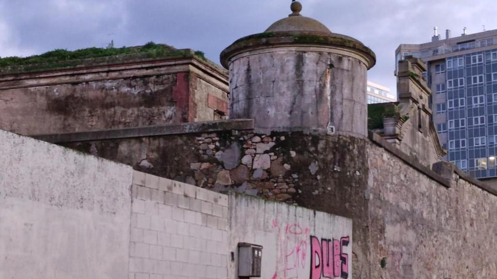 Muro, torreón y cubierta en mal estado de la cárcel de A Coruña.