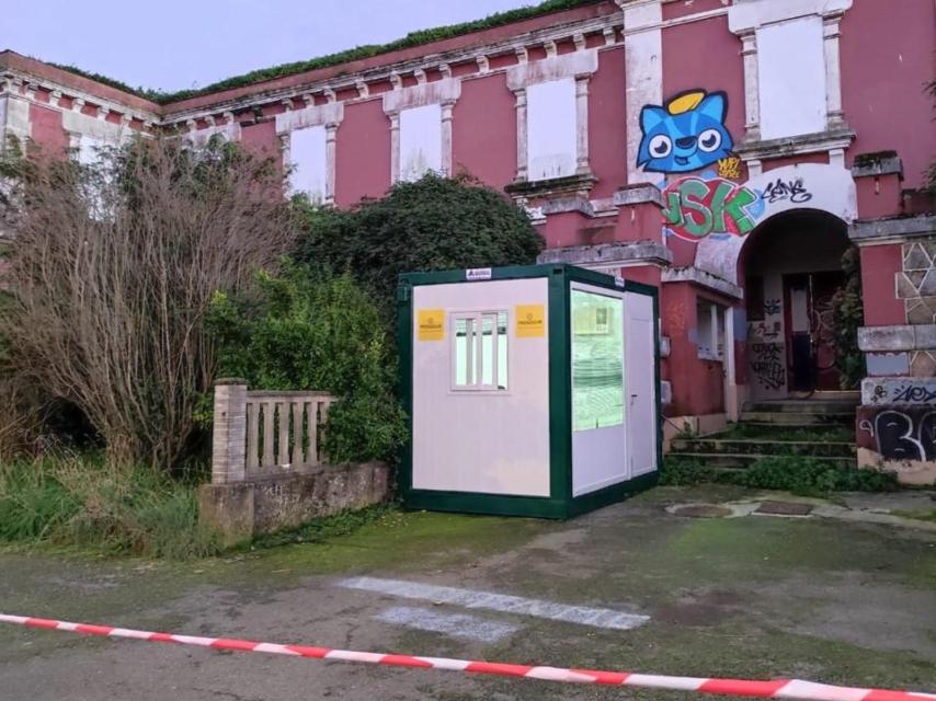 Caseta de vigilancia delante de la cárcel, en la actualidad.