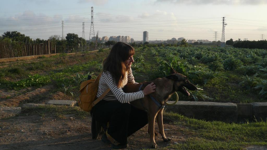 Julia con el perro en acogida 'Boira', en el exterior de las instalaciones de Modepran. Raquel Granell