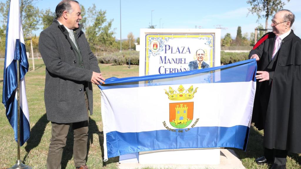 José Julián Gregorio y Manolo Cerdán descubriendo la placa.