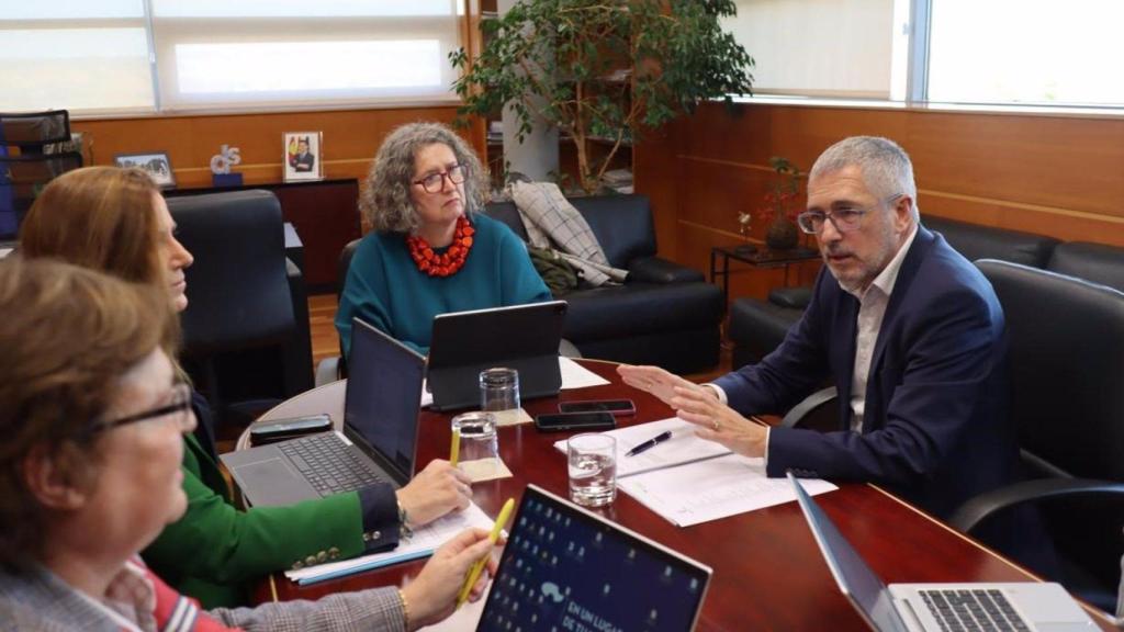 Mercedes Gómez y Hugo Morán durante la reunión.