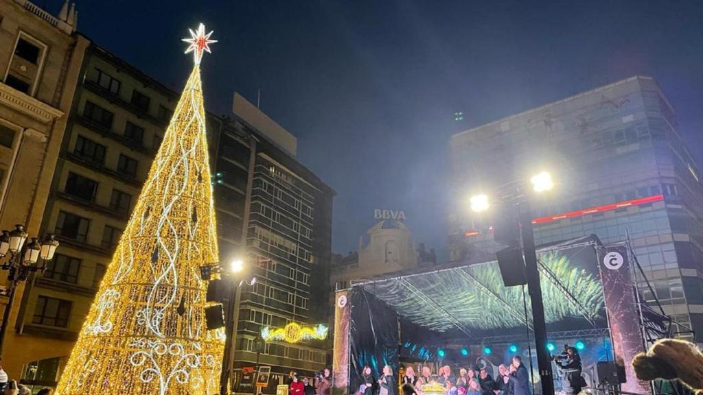 Árbol de Navidad junto al Obelisco de A Coruña.