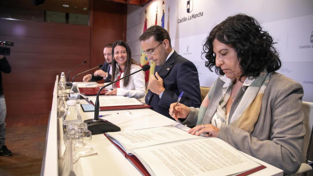 Miriam Lava, alcaldesa de Mira, durante la firma del convenio.